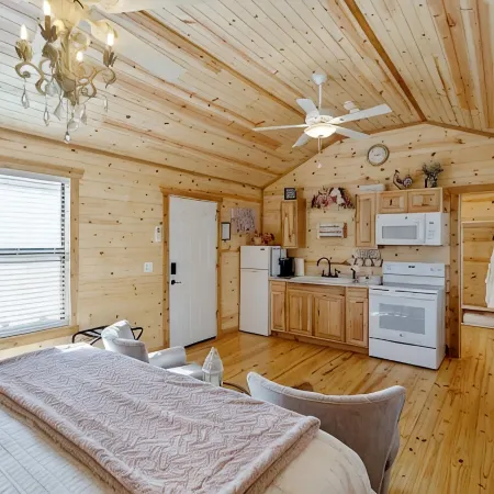 Stunning Cabin Right on Main St!