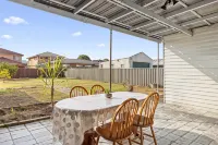 Convenient Room – Walk to Train & Shops