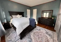 The Vinson HouseHistoric 5 bedroom 2 bath ranch house