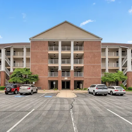 Gorgeous and Large Condo, Elevator, Pool, Ozark Views! Close to Branson strip!