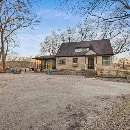 Sherwood Farmhouse: Hot Tub + King Beds + Pet Friendly