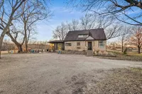 Sherwood Farmhouse: Hot Tub + King Beds + Pet Friendly