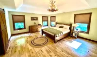Poconos 6BR Retreat on 6 Private Acres – Hot Tub, Game Room, Fire Pit, Sleeps 16