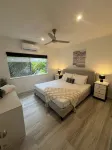 The Lazy Break at Trinity 400m from the beach with great of bars and restaurants - Homestays