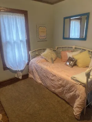Charming 2-bedroom farmhouse in wonderful Gleason with AC, WiFi