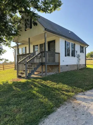 Cozy cabin with loft in midst of farmland WiFi, AC, washer-dryer - 3 stjerner