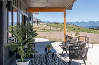 Cozy, Tranquil, & Stunning Lake View Home with Hot Tub, Sauna, and Outdoor Fun! - 4-Sterne