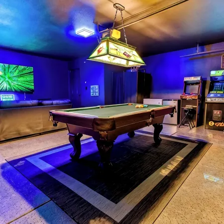 The Golden Oasis : Pool & Game Room 4BDRM 3BATH 12BED