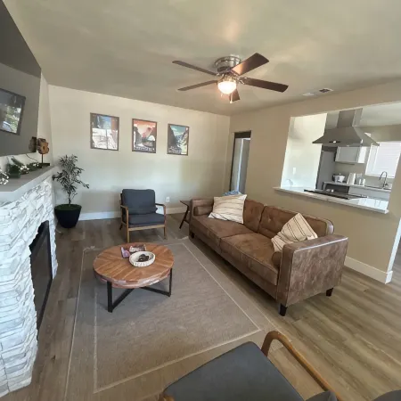 3-bedroom home close to Airport. Beutifully decorated.