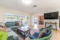 Heated Private Pool + Game Room | Family & Group Favorite | Beach Minutes Away - 부티크