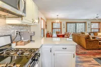 3 min to Mt Snow & FREE Shuttle! Family-Size fun, Wood Fireplace, Arcades. - 3-Star