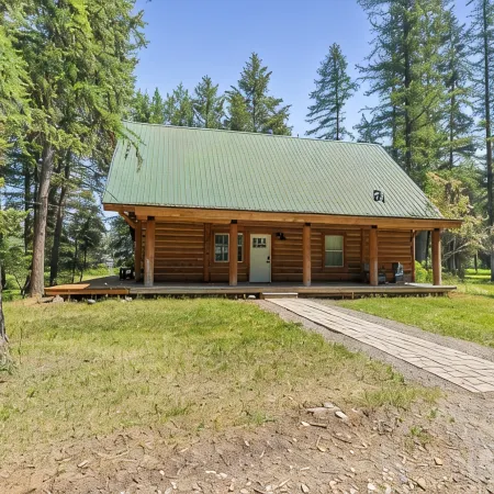 Peaceful updated cabin with outdoor space near Whitefish