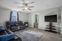3 Bedroom Fully Remodeled and Centrally Located! - บังกะโล