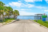 17 Palms Beach House with heated private pool and Tiki hut bar