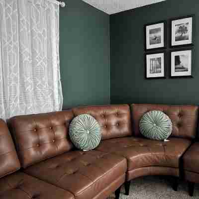 Cozy 2-bedroom apartment in charming Anchorage with WiFi 3 Others