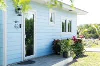 Charming 2bedroom cottage with AC, WiFi,Two-minute walk to beach.Island getaway! Hotels in 