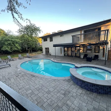Bakersfield Luxe Stay • Stylish & Serene
