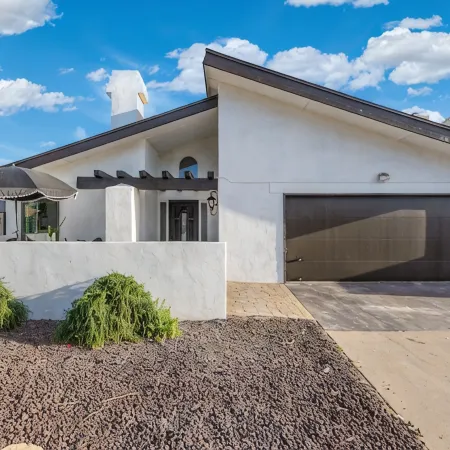 Stylish 3B 2B house with Yoga room, sauna, hot tub, pool, & patio-sleeps 9