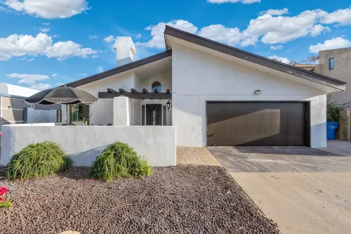Stylish 3B 2B house with Yoga room, sauna, hot tub, pool, & patio-sleeps 9 - Private Pools