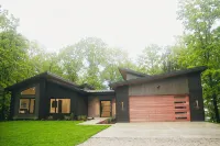 Secluded, modern, spectacular views, hot tub on 18 acres. Firepit,games & more! - 4-Star