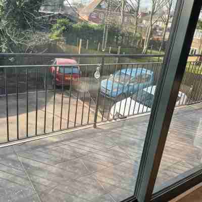 3 Bedroom Flat, Balconies, 2 Bathrooms, Living area & Free Parking near Heathrow Others