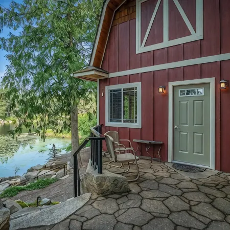 Beautiful Lake Cabin on Kelso Lake, Idaho! Close to Silverwood!