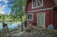 Beautiful Lake Cabin on Kelso Lake, Idaho! Close to Silverwood!