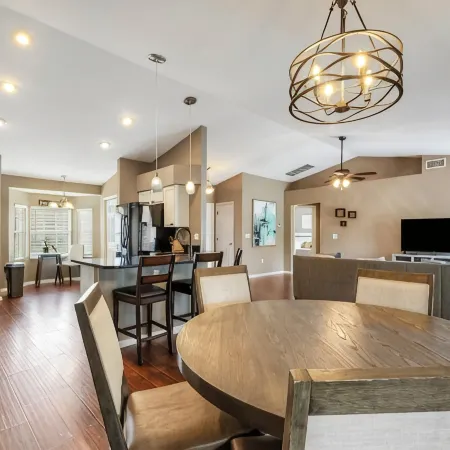 Family Fun Haven: 3 Bed/2 Bath/6 Mi to Legoland/Pet Friendly!