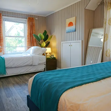 Vibrant Getaway! 2 Baths + Walk in Shower, Great Amenities & Value