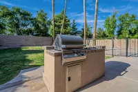 Moore House ~ Downtown Gilbert w/ Pool & Yard Games