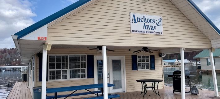 Anchors Away Floating Home @ Whitman Hollow Marina / Froggies Patio Bar Hotels in Campbell County