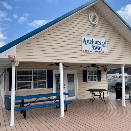 Anchors Away Floating Home @ Whitman Hollow Marina / Froggies Patio Bar