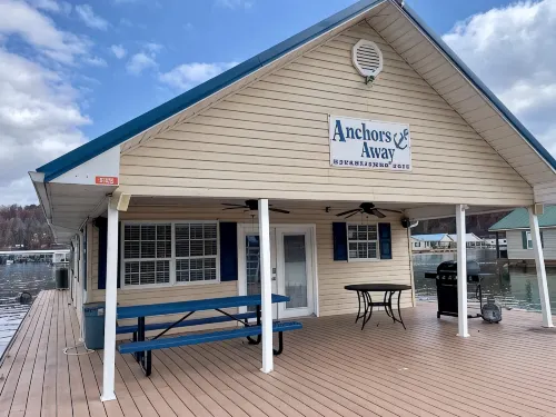 Anchors Away Floating Home @ Whitman Hollow Marina / Froggies Patio Bar