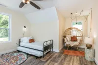 Cozy Cottage- Hot Tub/16 mi from Asheville/ Fire Pit/Arcade/Foosball - WiFi