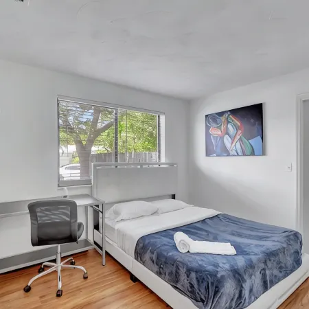 Spacious and Bright 2bed, washer/dryer, back yard