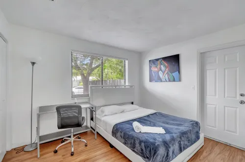 Spacious and Bright 2bed, washer/dryer, back yard