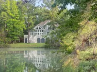 Beautiful Custom Home Overlooking Pond - de charme
