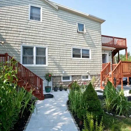Large 5-Bed Modern Family Retreat with Kitchen & Free Parking Near Boston!