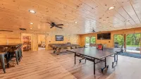 4 Loves Lodge - Main Home Sleeps 22, 5 BR, 5 1/2 BA, Pet Friendly - Hytter