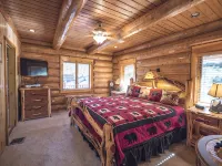 Storybook Mt Lemmon Log Cabin - Hytter