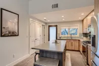 Modern 2-Bedroom Loft in Austin w Pool, Hot Tub,Fire pit,Goats,Alpacas,Chickens - Chalets