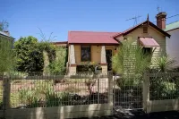 Gorgeous, pet friendly, family sized cottage in the perfect location. - บ้านพักหลังเล็ก