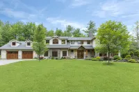 The Bolton House - 5 BR 3.5 BA Home with Hot Tub - Boutique