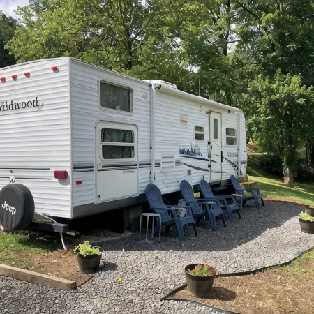Cozy RV, New River and hiking trails nearby. Peaceful and quiet deer visits freq