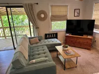 Charming studio in lovely Topping with AC, WiFi that has stunning water views!