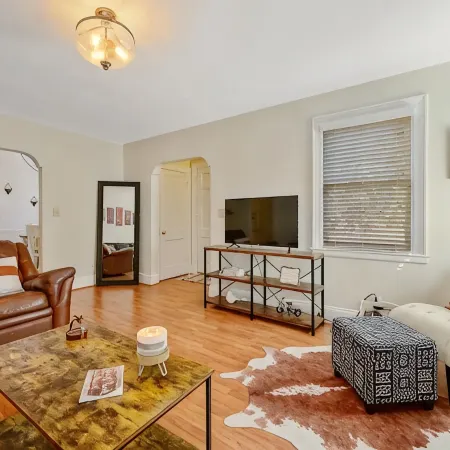 Center Street Retreat - One Block from Downtown Apex Отели в г. Апекс