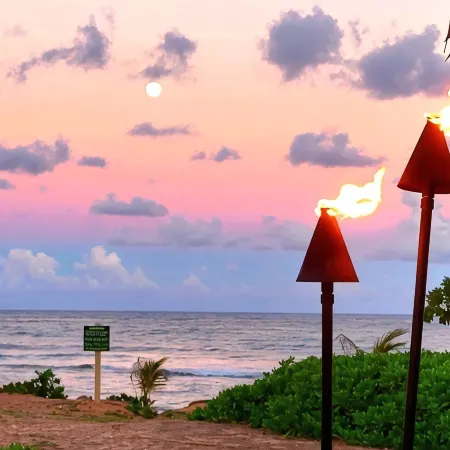 Ocean front studio condo w/views of pool, ocean & Sleeping Giant Mountain