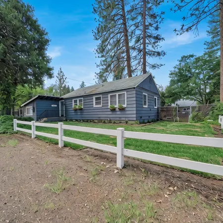 Burney Falls Bungalow - Comfy Atmosphere - Great Location!
