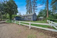 Burney Falls Bungalow - Comfy Atmosphere - Great Location!