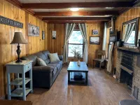 Bigfoot's Bunkhouse! Cozy Cabin, Cool Breeze Dogs Welcome! 45 min to white sands